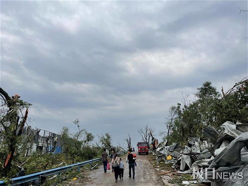 武漢龍卷風核心現場直擊 十余噸的信號塔被掀倒,員工宿舍屋頂被掀
