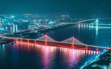 評(píng)武漢市夜景燈光效果:長(zhǎng)江兩岸的宏偉大氣,在中國(guó)南方首屈一指